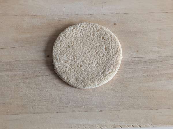 Keranjang roti dengan mozzarella, tomat ceri, dan zaitun hitam - Persiapan langkah 3