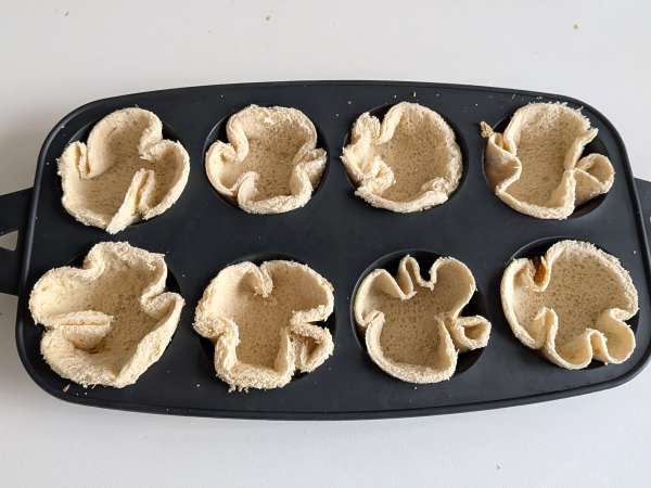 Keranjang roti dengan mozzarella, tomat ceri, dan zaitun hitam - Persiapan langkah 4