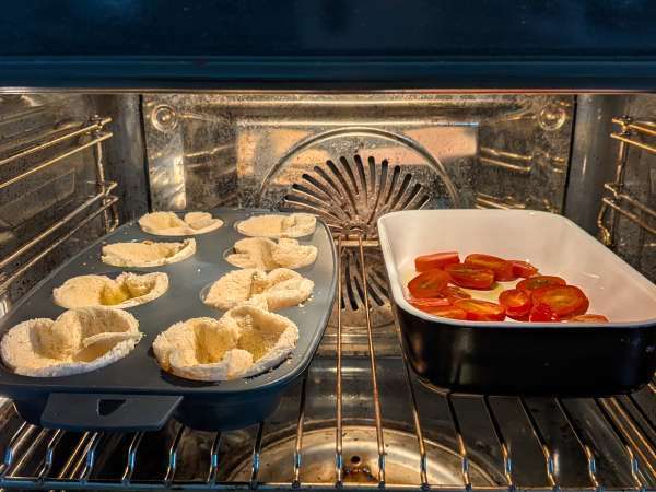 Keranjang roti dengan mozzarella, tomat ceri, dan zaitun hitam - Persiapan langkah 5