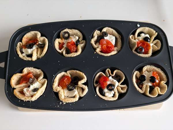 Keranjang roti dengan mozzarella, tomat ceri, dan zaitun hitam - Persiapan langkah 6