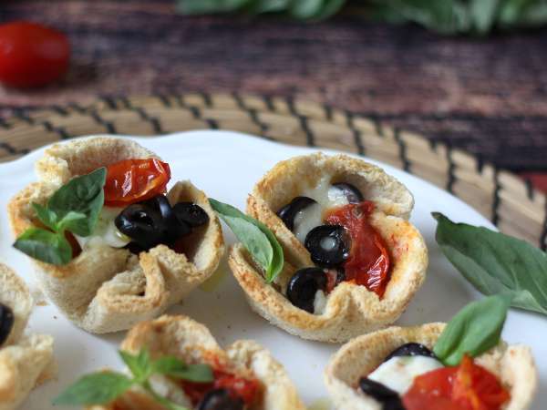 Keranjang roti dengan mozzarella, tomat ceri, dan zaitun hitam - Persiapan langkah 7