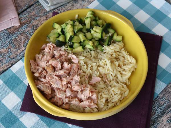 Salad pasta orzo dengan salmon dan cukini - Persiapan langkah 7