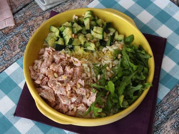 Salad pasta orzo dengan salmon dan cukini - Persiapan langkah 8