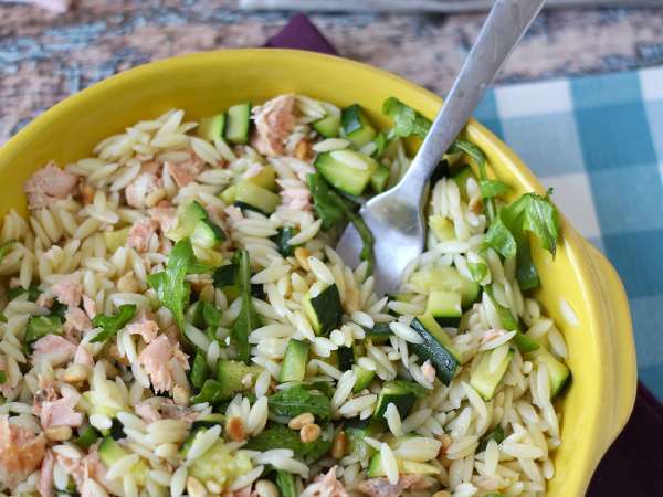 Salad pasta orzo dengan salmon dan cukini - Persiapan langkah 9