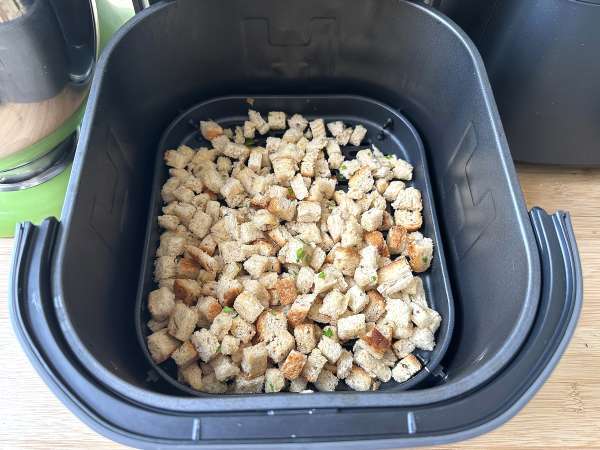 Crouton herba yang renyah di dalam Air Fryer (cepat dan mudah) - Persiapan langkah 6