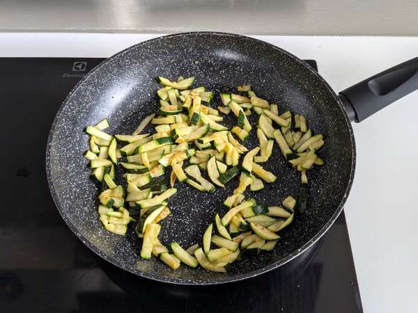 Courgette Carbonara: resep vegetarian yang mudah dibuat - Persiapan langkah 3