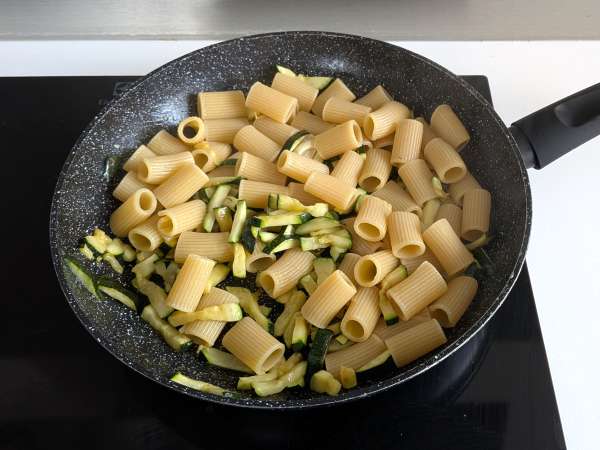 Courgette Carbonara: resep vegetarian yang mudah dibuat - Persiapan langkah 7