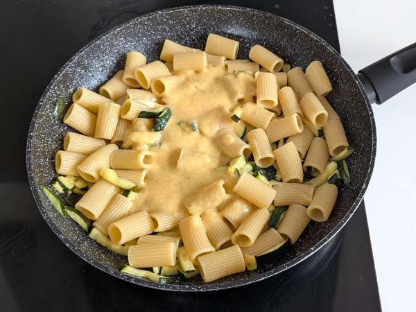 Courgette Carbonara: resep vegetarian yang mudah dibuat - Persiapan langkah 8