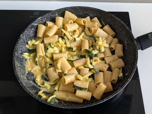 Courgette Carbonara: resep vegetarian yang mudah dibuat - Persiapan langkah 9