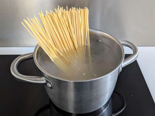 Pasta dengan krim terong dan tomat ceri: resep sederhana dan lezat - Persiapan langkah 5
