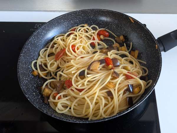 Pasta dengan krim terong dan tomat ceri: resep sederhana dan lezat - Persiapan langkah 7