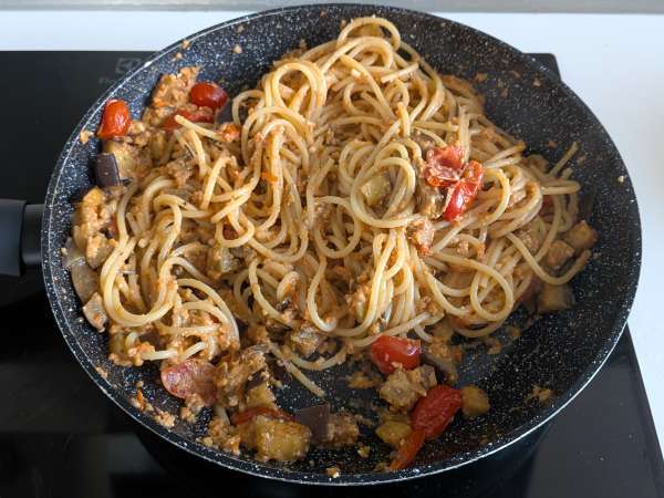 Pasta dengan krim terong dan tomat ceri: resep sederhana dan lezat - Persiapan langkah 8