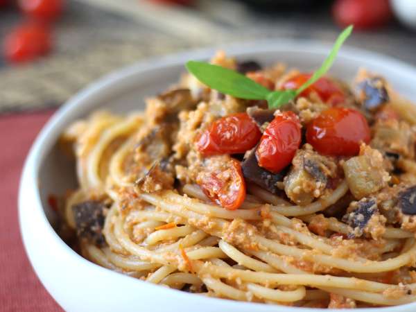 Pasta dengan krim terong dan tomat ceri: resep sederhana dan lezat - Persiapan langkah 9