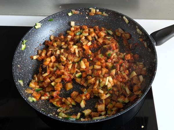 Paprika isi vegetarian panggang: resep mudah dan lezat dengan sayuran dan keju mozzarella - Persiapan langkah 4