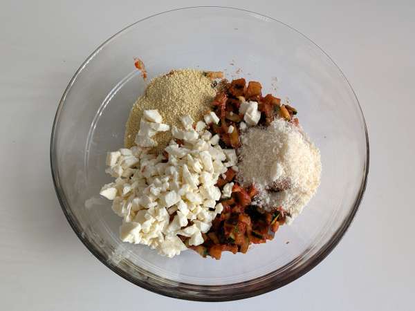 Paprika isi vegetarian panggang: resep mudah dan lezat dengan sayuran dan keju mozzarella - Persiapan langkah 5
