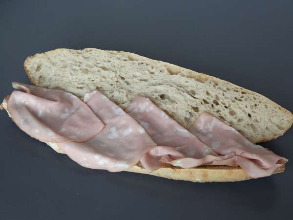 Sandwich gourmet Italia dengan keju mortadella dan burrata - Persiapan langkah 2