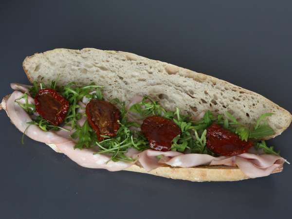 Sandwich gourmet Italia dengan keju mortadella dan burrata - Persiapan langkah 4