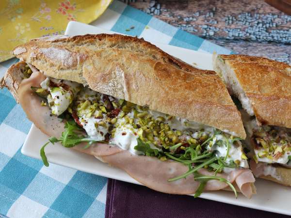 Sandwich gourmet Italia dengan keju mortadella dan burrata - Persiapan langkah 7