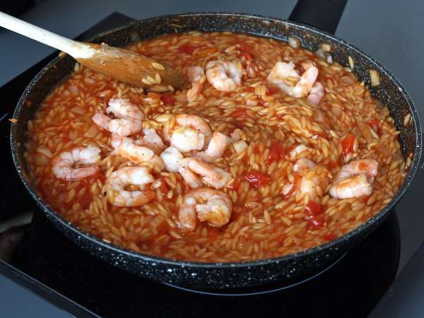 Pasta Orzo dengan Tomat dan Udang ala Risotto - Persiapan langkah 6