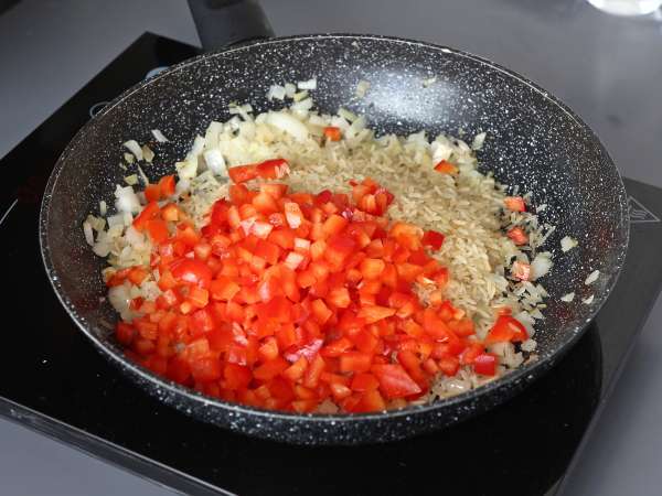 Satu panci berisi ayam, nasi dengan saus tomat dan paprika - Persiapan langkah 4