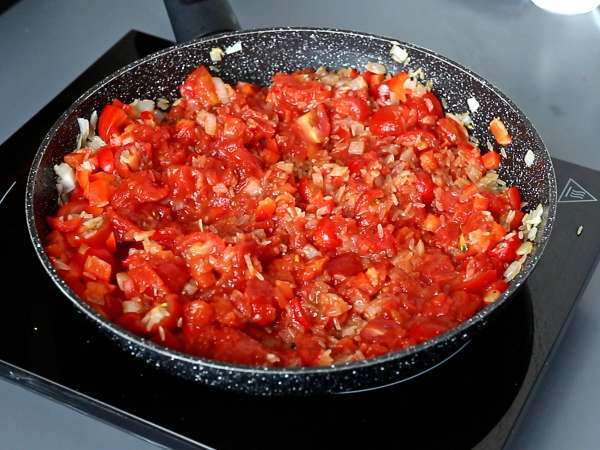 Satu panci berisi ayam, nasi dengan saus tomat dan paprika - Persiapan langkah 5