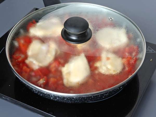 Satu panci berisi ayam, nasi dengan saus tomat dan paprika - Persiapan langkah 7