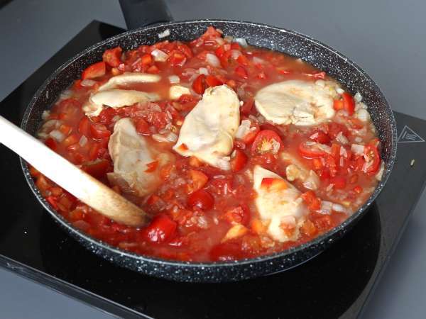 Satu panci berisi ayam, nasi dengan saus tomat dan paprika - Persiapan langkah 8
