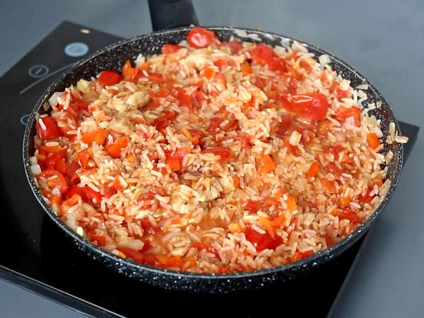 Satu panci berisi ayam, nasi dengan saus tomat dan paprika - Persiapan langkah 9