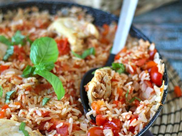 Satu panci berisi ayam, nasi dengan saus tomat dan paprika - Persiapan langkah 10