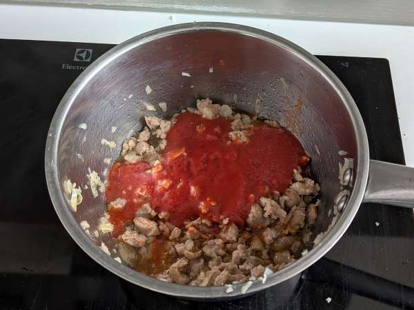 Timballo rigatoni panggang dengan sosis, saus bechamel, dan mozzarella - Persiapan langkah 2