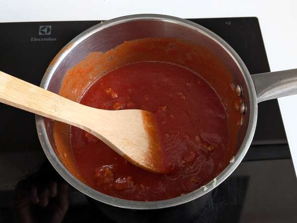 Timballo rigatoni panggang dengan sosis, saus bechamel, dan mozzarella - Persiapan langkah 3