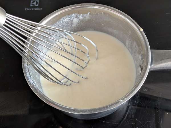 Timballo rigatoni panggang dengan sosis, saus bechamel, dan mozzarella - Persiapan langkah 5