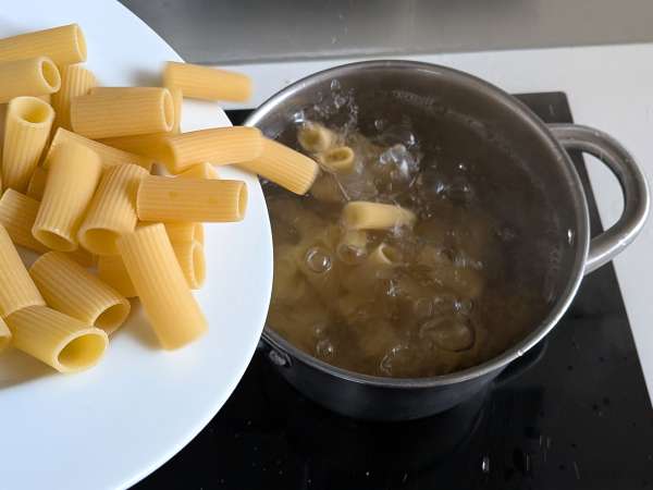 Timballo rigatoni panggang dengan sosis, saus bechamel, dan mozzarella - Persiapan langkah 6