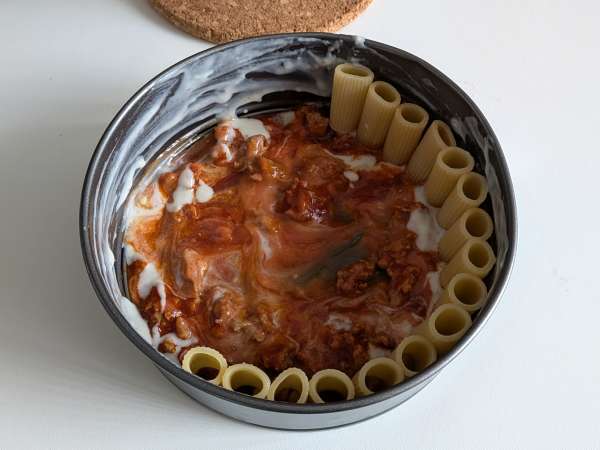 Timballo rigatoni panggang dengan sosis, saus bechamel, dan mozzarella - Persiapan langkah 8