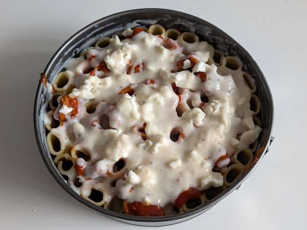 Timballo rigatoni panggang dengan sosis, saus bechamel, dan mozzarella - Persiapan langkah 10