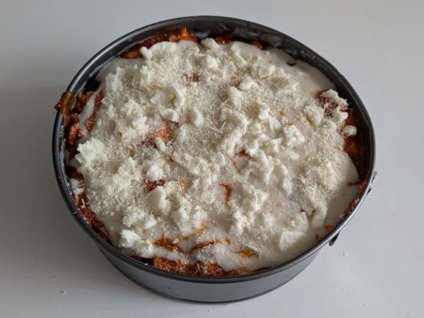 Timballo rigatoni panggang dengan sosis, saus bechamel, dan mozzarella - Persiapan langkah 12