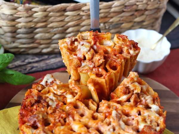 Timballo rigatoni panggang dengan sosis, saus bechamel, dan mozzarella - Persiapan langkah 15