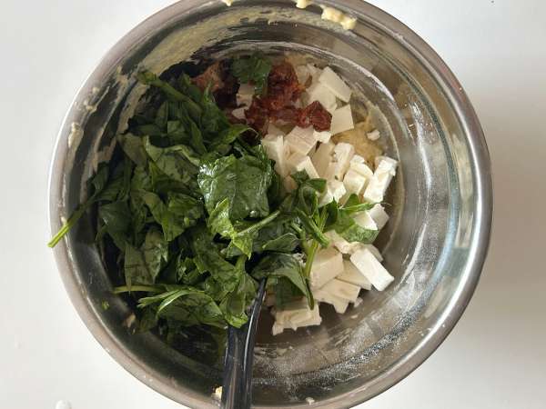 Kue asin dengan keju feta, tomat kering, dan bayam - Persiapan langkah 4