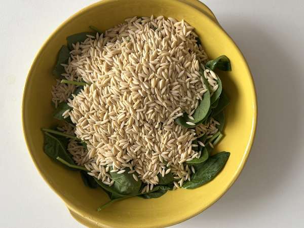 Orzo dalam satu panci dengan paprika, chorizo, dan bayam - Persiapan langkah 2