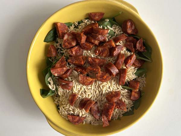 Orzo dalam satu panci dengan paprika, chorizo, dan bayam - Persiapan langkah 3