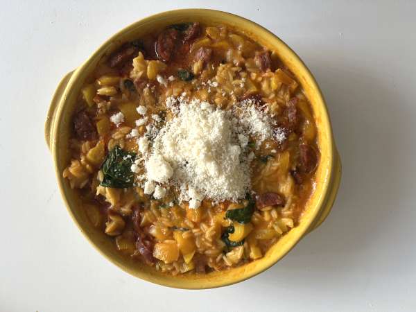 Orzo dalam satu panci dengan paprika, chorizo, dan bayam - Persiapan langkah 6