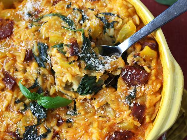Orzo dalam satu panci dengan paprika, chorizo, dan bayam - Persiapan langkah 7
