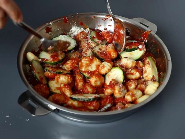 Resep cepat gratin gnocchi dengan zucchini dan mozzarella - Persiapan langkah 3