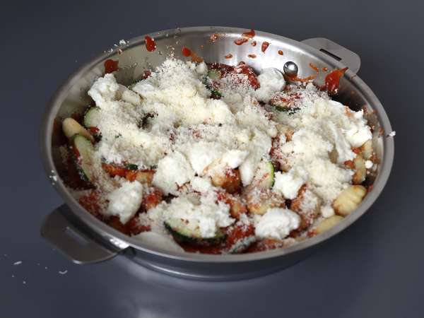 Resep cepat gratin gnocchi dengan zucchini dan mozzarella - Persiapan langkah 4