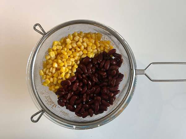 Salad protein quinoa dengan kacang merah dan jagung - Persiapan langkah 3