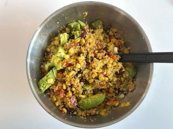 Salad protein quinoa dengan kacang merah dan jagung - Persiapan langkah 7