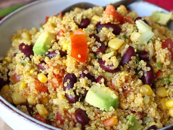 Salad protein quinoa dengan kacang merah dan jagung - Persiapan langkah 8