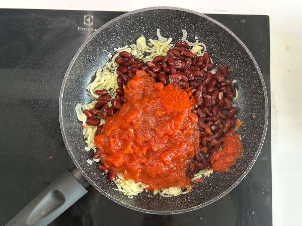 Kacang merah yang direbus perlahan dengan tomat dan keju feta panggang - Persiapan langkah 2