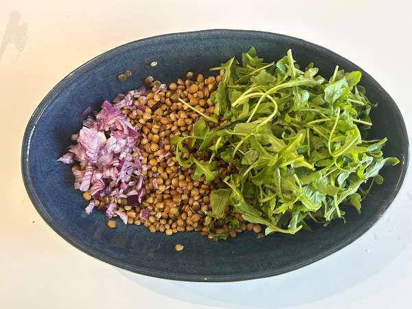 Salad lentil kaya protein dengan keju cottage, mudah dan cepat - Persiapan langkah 2