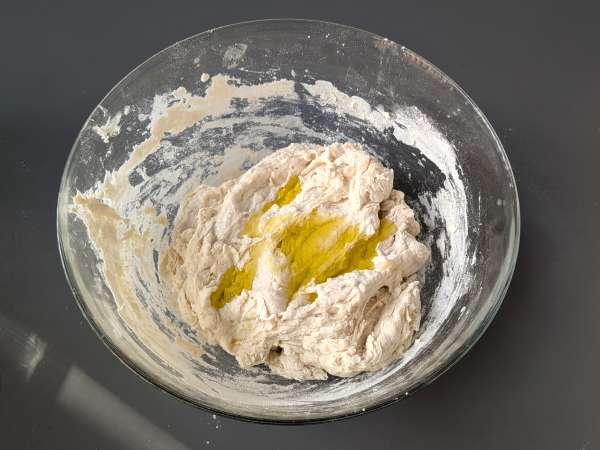Focaccia yang tebal dan empuk dengan tomat ceri, zaitun, dan oregano - Persiapan langkah 3